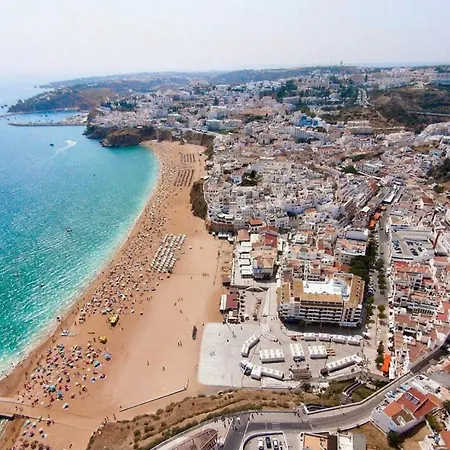 2 Bed Flat - Sleeps 4 - Parking - Wifi *