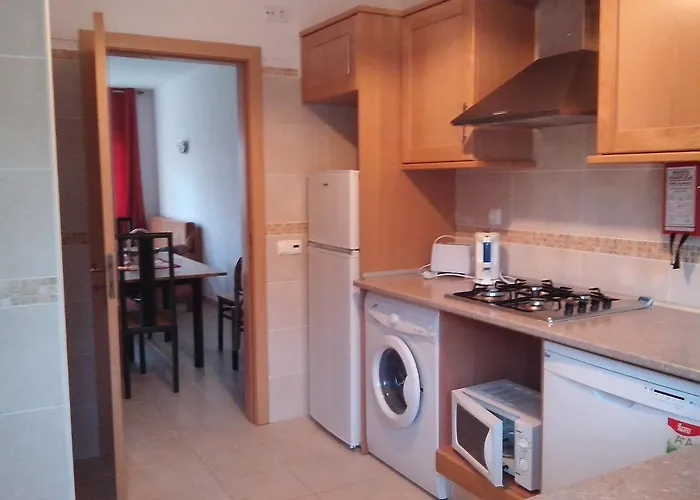 2 Bed Flat - Sleeps 4 - Parking - Wifi * Albufeira