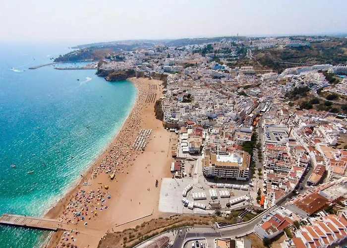 2 Bed Flat - Sleeps 4 - Parking - Wifi *