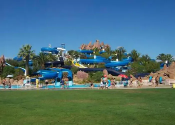 2 Bed Flat - Sleeps 4 - Parking - Wifi